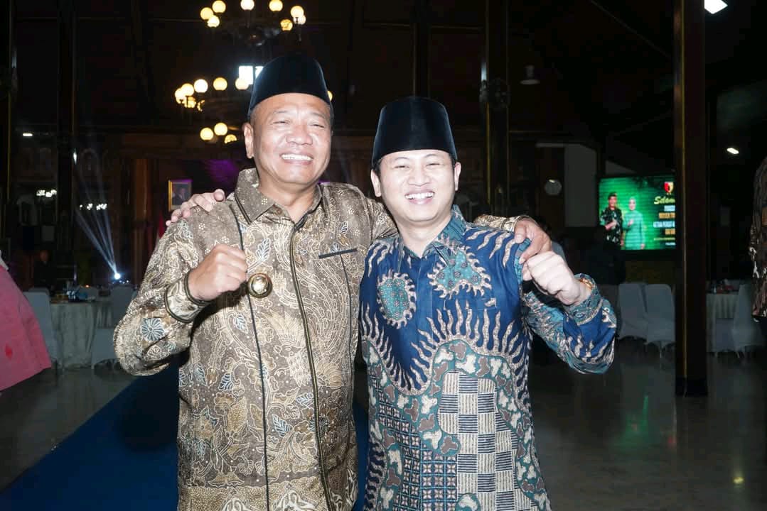 Bupati Tulungagung, Gatut Sunu Wibowo (kiri) bersama Bupati Tulungagung, Mas Ipin, saat di Pendopo Kongas Arum Kusumaning Bongso, Tulungagung. Senin (26/5/2025).