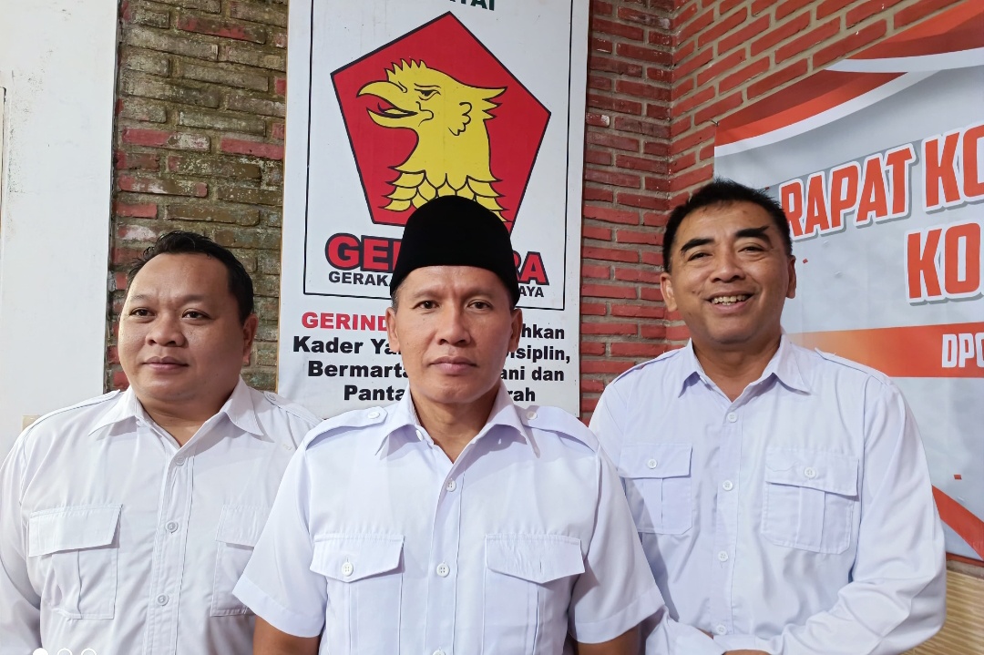 Ketua DPC Partai Gerindra Tulungagung, Ahmad Baharudin, didampingi Pengurus Partai, saat diwawancara awak media