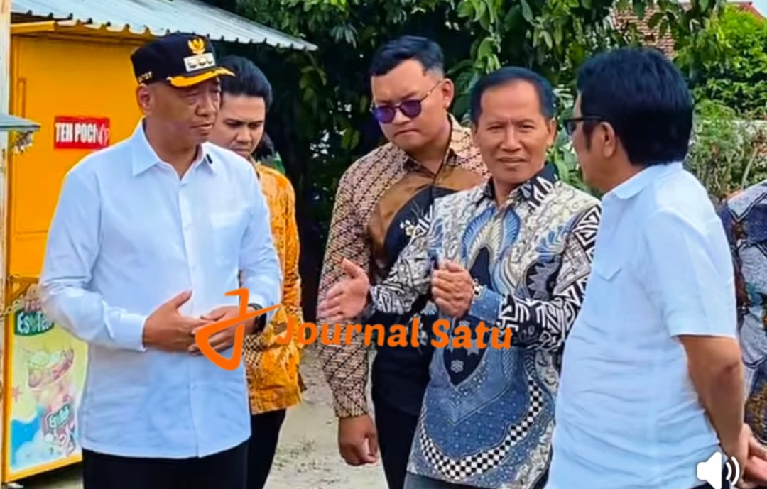 Bupati Gatut Sunu Wibowo, dan Wakil Bupati Tulungagung, Ahmad Baharudin, bersama Komisi V DPR RI saat meninjau beberapa titik ruas jalan di kawasan Kota Tulungagung. 