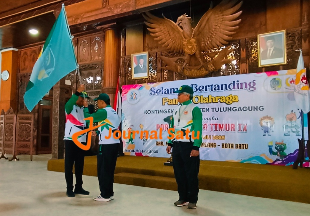 Bupati Tulungagung, Gatut Sunu Wibowo, menyerahkan Pataka Kepada Kepala Dinas Pemuda dan Olahraga Kabupaten Tulungagung, Achmad Mugiyono, pada acara Pemberangkatan Kontingen di Ajang Porprov IX tahun 2025, di Pendopo Kongas Arum Kusumaning Bongso. 
