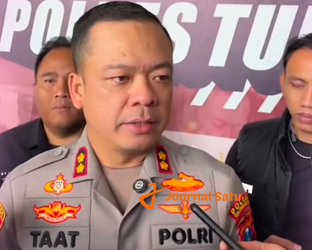 Kapolres Tulungagung, AKBP. Muhammad Taat Resdi, saat diwawancarai awak media di halaman Mapolres Tulungagung. 