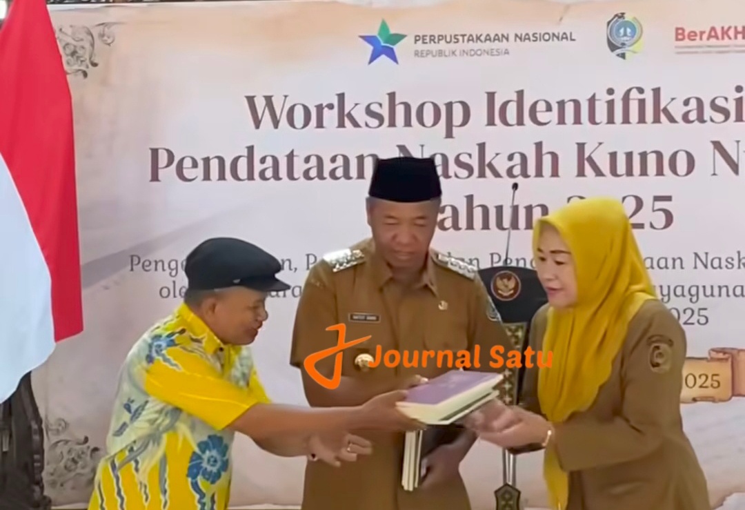 Bupati Tulungagung, Gatut Sunu Wibowo, didampingi Kepala Dinas Perpustakaan dan Kearsipan, Lilik Ismiati, dalam acara Workshop Identifikasi dan pendataan Naskah Kuno Nusantara 2025