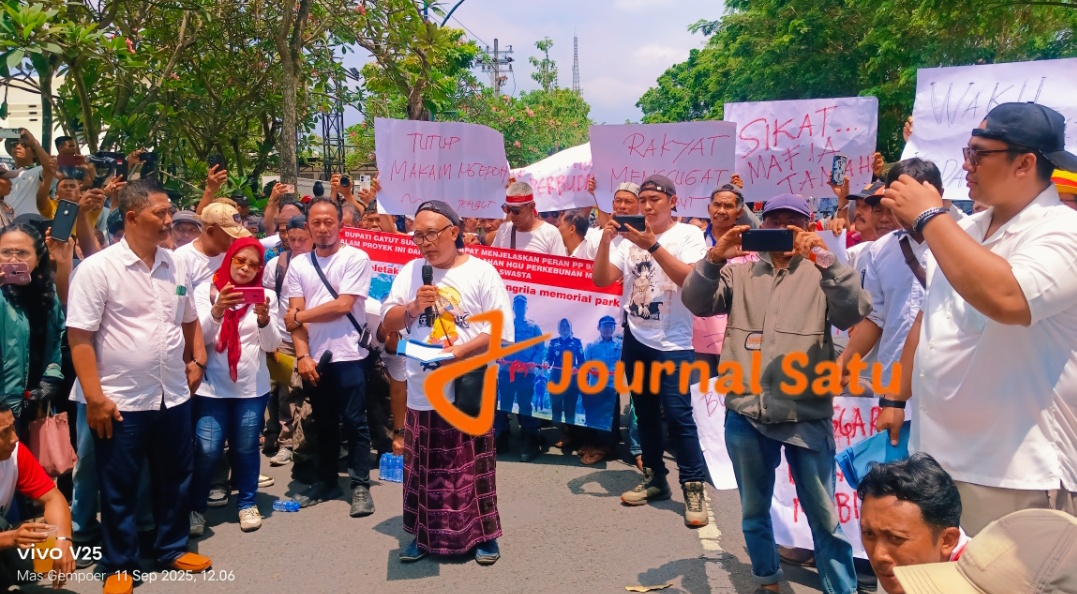 Orator utama Pejuang Gayatri, Ahmad Dardiri, saat berorasi di depan kantor DPRD Tulungagung