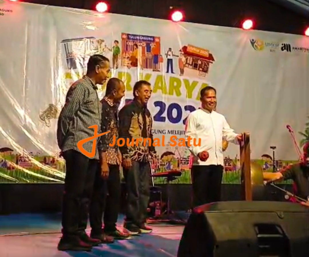 Wabup Tulungagung, Ahmad Baharudin, saat membuka Gelar Karya UMKM tahun 2025, di lapangan Desa Buntaran, Kecamatan Rejotangan