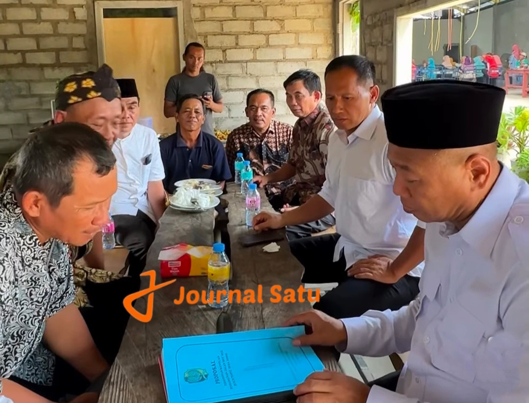 Bupati Gatut Sunu Wibowo, bersama Wakil Bupati Tulungagung, Ahmad Baharudin, saat menghadiri undangan Para Petani Desa Tanjungsari di acara Bakti Sosial Pemeriksaan Mata Gratis