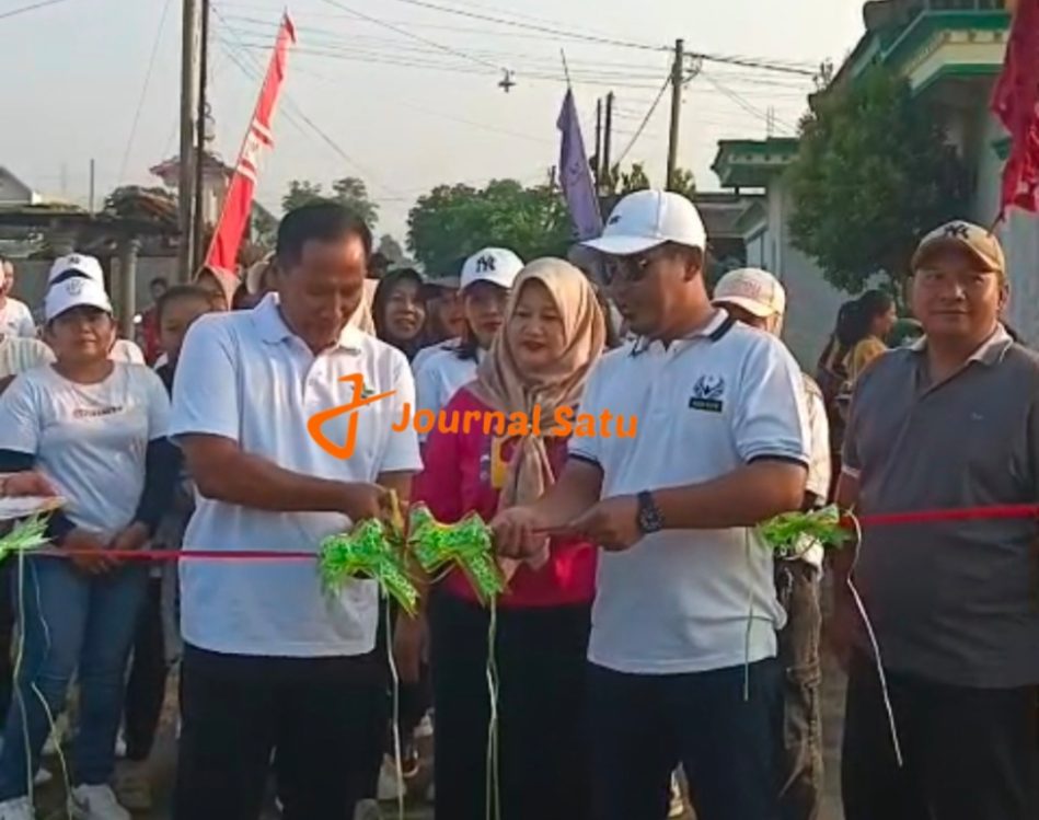 Wakil Bupati Tulungagung Ahmad Baharudin, didampingi Kades Sobontoro saat Buka Car Free Day Sobontoro,